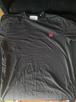 T-shirt Les Deux - Hör av er vid funderingar✌️