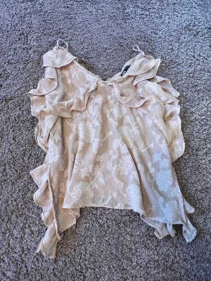 Rosa topp från Zara 💞 - Rosa topp från Zara med volanger! Storlek XS!