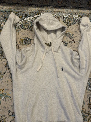 Ljusgrå Ralph lauren hoodie - Inga defekter förutom de i sista bilden som man inte ens är stor, storlek s men passar som M