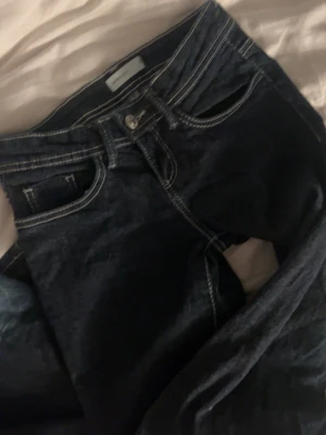 Mörkblåa jeans - Mörkblåa jeans från Gina tricot inte täcken ba användning förutom att dom har slitna långt ner i benen för jag har råkat trampa på dom skriv fö frågor eller bilder