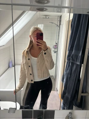 Beige jacka med stora knappar - Säljer denna snygga jacka från New look! Storlek 36. Knappt använd. Jackan är i ett tyg material! Skriv privat för mer bilder eller frågor!!❤️