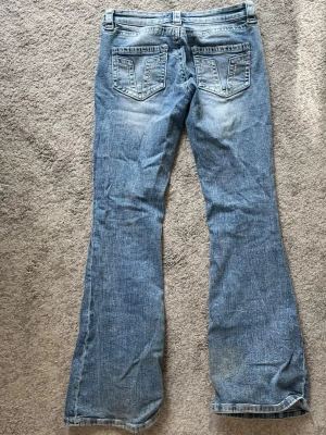 Bootcut jeans  - Snygga bootcut jeans med glitter på fickorna, säljer då de inte har kommit till användning 