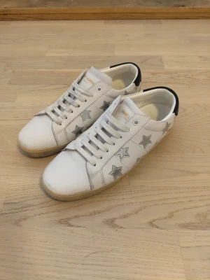 Saint Laurent skor - Säljer dessa par skor då jag har köpt ett par nya skor.de är i bra skick och har en liten defekt som ni ser på sista bilden, märks inte alls när du har på dig dem. 