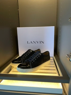 Lanvins - Navy Lanvins | Storlek 42 | Box, extra skosnören och kvitto från NK medföljer | Defekter syns på bild | Bara att höra av dig vid funderingar👑