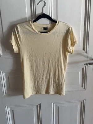 Ljusgul basic t-shirt 💛 - En enkel ljusgul t-shirt med rund hals och korta ärmar.💕