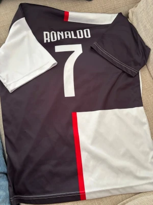 Ronaldo fotbollströja - Hej 👋 tröjan är storlek S inga defekter 