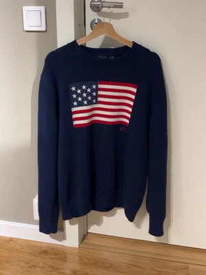 Polo Ralph lauren tröja  - Stickad POLO RALPH LAUREN tröja      Skick:9/10                                               Storlek:S                                                      Ny pris:3500kr                                               Mitt pris:699kr.                                         Hör av er vid minsta fråga, bekymmer eller pris förslag🤝