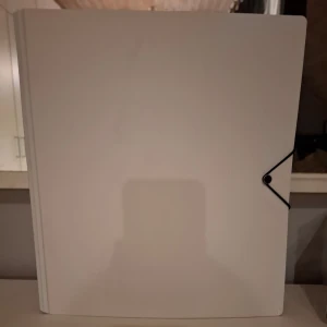 Vit kpop binder med 9 sleeves - En vit kpop binder som har 9 sleeves. Kan även användas som ett större anteckningsblock.