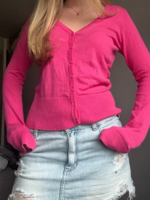 Rosa kofta  - Snygg rosa kofta med fin v-ringning! Storlek S och jätte fin färg!!💕