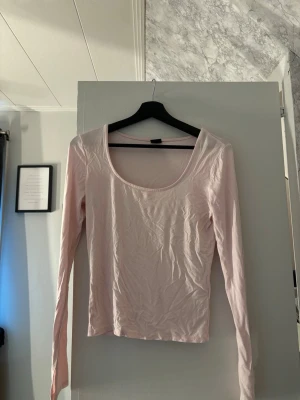 Basic U-ringad tröja - Rosa U-ringad tröja ifrån gina med skurning i ärmarna. Endast använd ett fåtal gånger. Pris kan diskuteras 