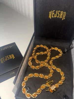 CORDELL HALSBAND 8MM - 18K - Säljer ett cordell kedja 8mm 65cm 18k som är riktigt snyggt o fin från kejsar, har används en gång glänser i solen eller allmänt ljus kommer med exakt vanlig förpackning 