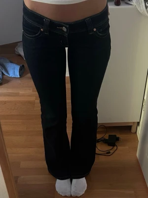 Abrand jeans - Säljer dessa Abrand jeans i mycket bra skick. Perfekt nu till sensommaren/ hösten. Storlek 25 längd 32. Ord pris 1000kr .Hör gärna av dig frågor 💗