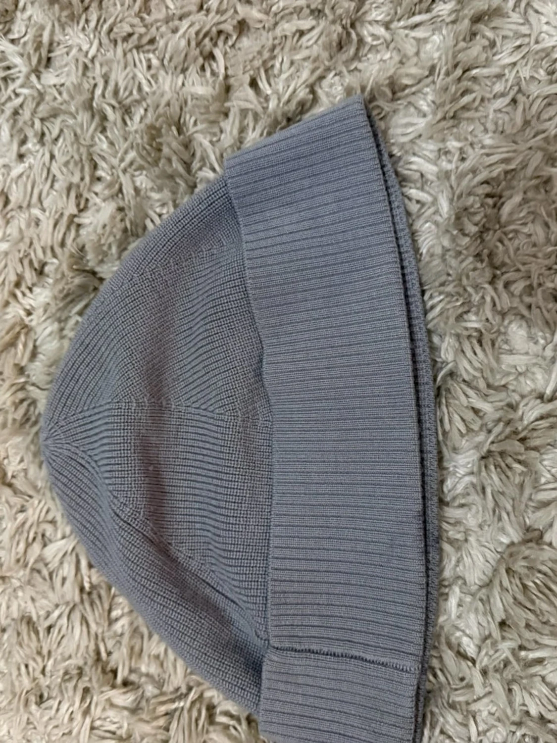 Ljusgrå ribbstickad mössa med patch - 1