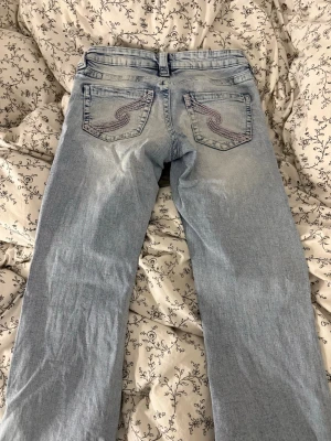 Ljusblå jeans från Gina tricot  - Säljer ett par ljusblå jeans från Gina tricot i storlek S 14+ . Inte använda nå mycket och är i superfint skick. Snabb affär!💓