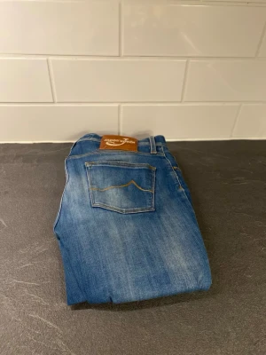 Jacob Cohën jeans - Hej! Nu säljer jag dessa Jacob Cohën jeans som har en väldig fin colorway. Dessa är väldigt fräscha förutom att det är en ytterst litet hål på högra knäet. Storlek W28 L30,kontakta mig vid ytterligare frågor!                  🤝//Deluxe Fa$hion