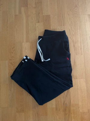 Ralph Lauren mjukisbyxor loose fit - Säljer dessa as sköna Ralph lauren mjukis i storlek M. Riktigt bekväma och passar väldigt fint till alla möjliga skor