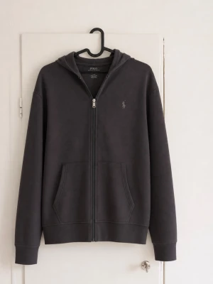Ralph Lauren zip hoodie - Tjena! Jag säljer en riktigt snygg Ralph Lauren zip hoodie😁 Den är i mycket bra skick och har inga fläckar eller skador☺️ Den är självklart äkta✅ Skicka om du har några frågor och kolla in min profil för andra billiga märkeskläder 😄
