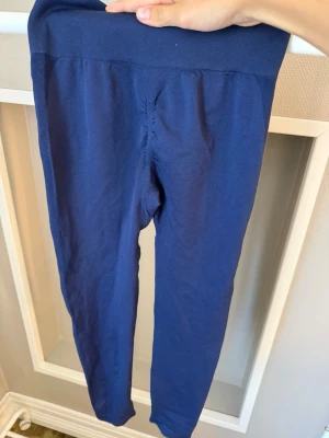 Tränings tajta med Diskret rynkdetalj bak för extra form. - Kontakta för vilken av dessa ni vill ha eller båda två. Säljer 200 kr st och priset kan diskuteras. Båda är i storlek M men jag har S i midjan och passar mig utmärkt.
