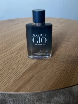 Acqua Di Gio profondo EDP - Säljer en Acqua Di Gio profondo EDP som köpts in i våras och är endast använd vid enstaka tillfällen. Flaskan har endast förvarats i ett mörkt och svalt skåp.