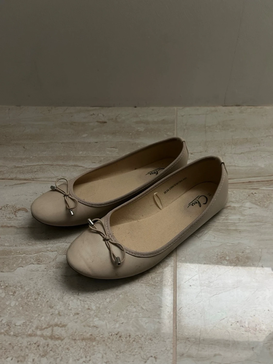 Beige ballerinaskor med rosett