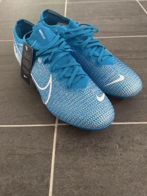Blå Nike Mercurial vapor - Snygga blå Nike Mercurial fotbollsskor, köpta från vinted, passar ej mig. 