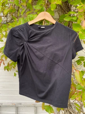 Söt unik topp med fina detaljer  - Söt unik topp med fina detaljer, storlek S