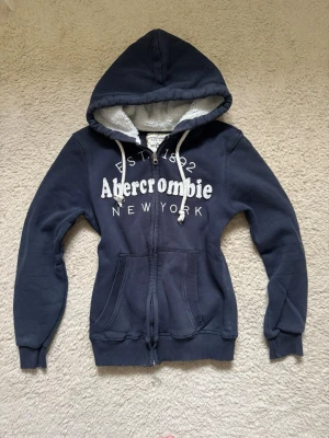 Marinblå vintage zip up hoodie Abercrombie & Fitch  - Marinblå zip up Hoodie ifrån Abercrombie & Fitch i storlek M, något liten i storlek💙