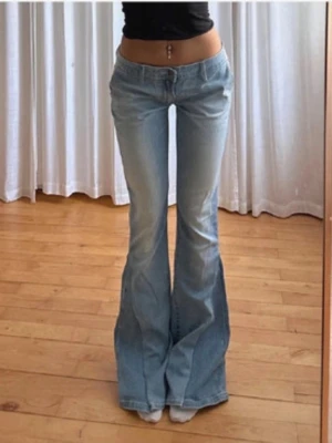 Ljusblå bootcut jeans - Säljer ett par ljusblå bootcut jeans med låg midja. Vintage från wrangler💕💕