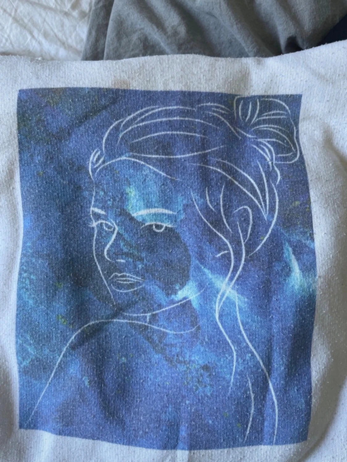 Vit hoodie med konstnärligt tryck