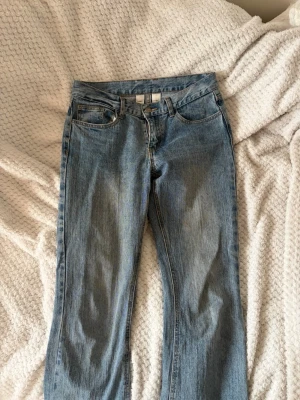 Bootcut jeans - Bootcut jeans från Brandy Melville. Se sista bild för defekt på jeansen, annars är det bra skick på dem. Säljer då jag rensar min garderob, kom gärna med prisförslag! 