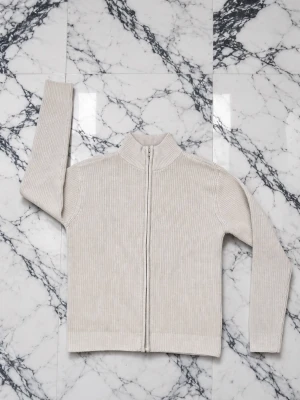Beige ribbad ziptröja med hög krage - Säljer min tunn cardigan om man ska kalla den så den har inga skador inte smutsig den är asså som helt ny den är perfekt nu om man inte vill ha liksom tjock jacka så tar men denna cardigan stillig som fan så ba skriv om ni är intresserade 