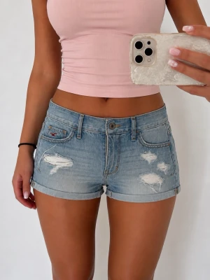 Hollister jeansshorts - 👕 Plagg: Jeansshorts                                                          📏 Storlek: Midjemått 33 cm                                                                                                            ✨ Skick: Fint skick                                                        💬 Vid frågor är det bara att skriva!                                                                                          🛍️ Gramenti