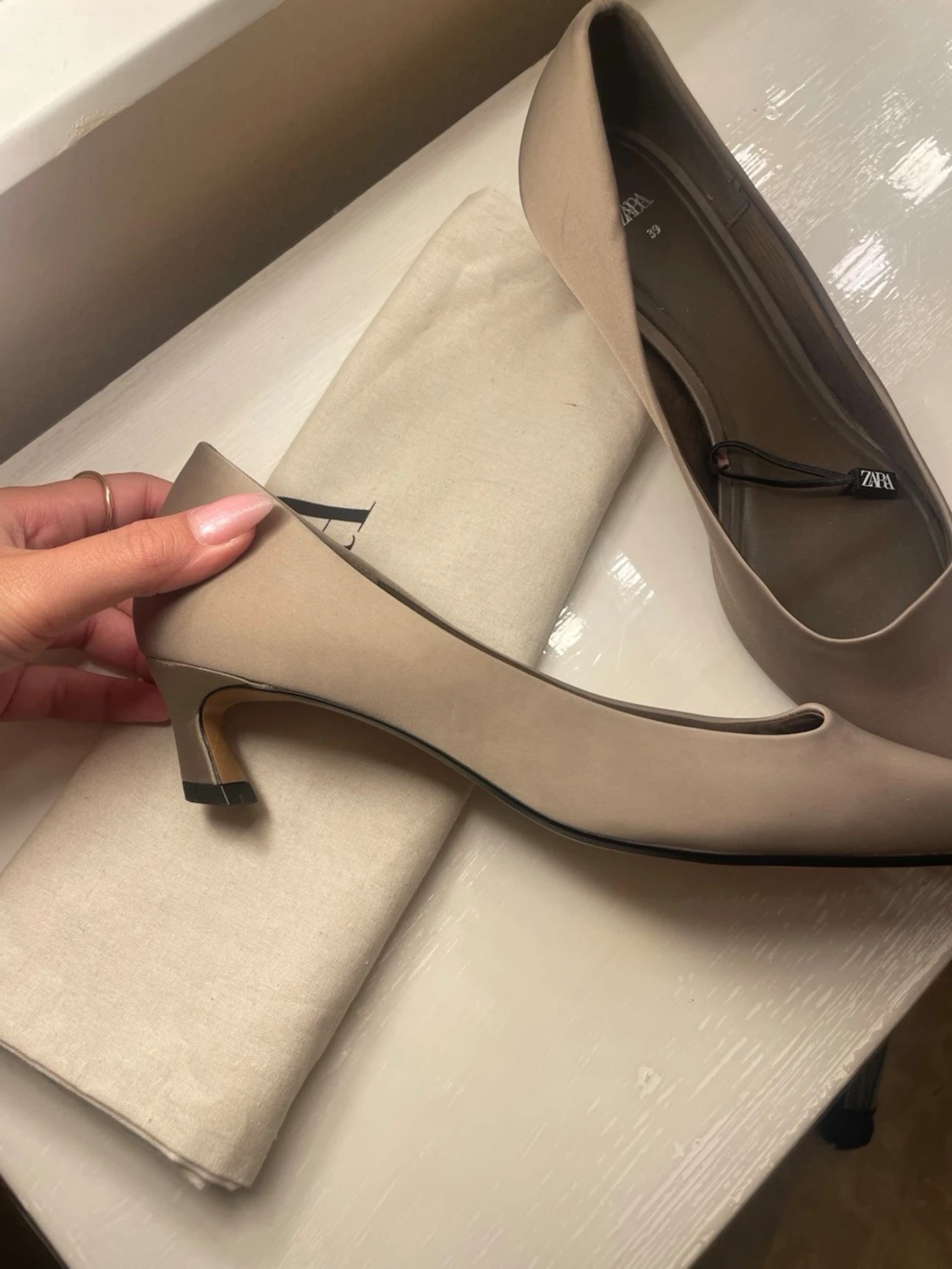 Beige pumps med låg klack från Zara - 1