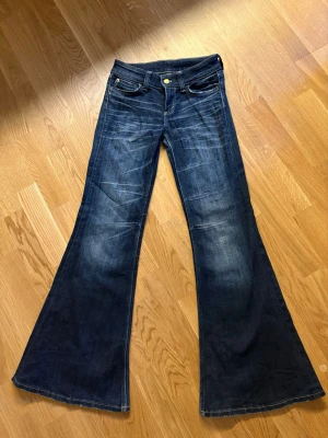 Mörkblåa Bootcut jeans  - Jätte coola Bootcut lowrise jeans ifrån cheap monday🤩 storlek 26/30. Midja runt om: 76 cm och Innerbenslängd: 77 cm 