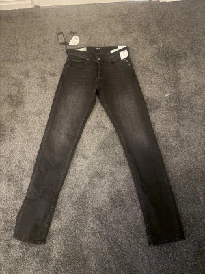 Replay jeans  - Snygga svarta  jeans från Replay med klassisk femficksmodell, jeansen har helt svarta inge hål eller något, helt splitter nya dessutom med taggar kvar, storlek 30/34 , hör av er vid frågor!