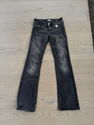 Svarta bootcut jeans  - jättefina mörkgråa bootcut jeans från gina tricot! jeansen är i storlek 164 och passar jättebra nu till hösten🤍 skriv gärna för fler bilder! 