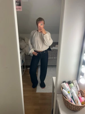 Mörkblå baggy jeans  - Säljer ett par mörkblå baggy jeans med låg/medel midja från lager 157, använda men bra skick utom där nere som man kan se på bilderna då jag gått på byxorna! Storlek s.