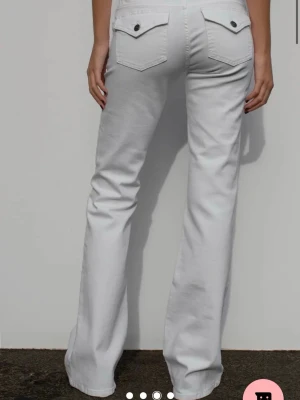 Subdued jeans  - Snygga vita bootcut jeans med klassiska fickor både fram och bak. Aldrig använda med läpparna kvar i storlek 36 💓