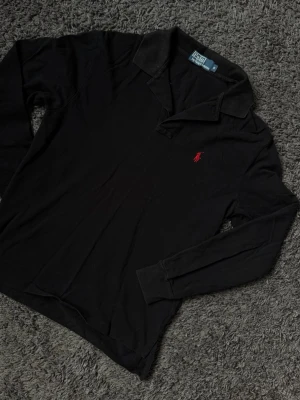 Svart långärmad tröja från Polo Ralph Lauren - Svart långärmad tröja från Polo Ralph Lauren. Bra skick. Storlek S.