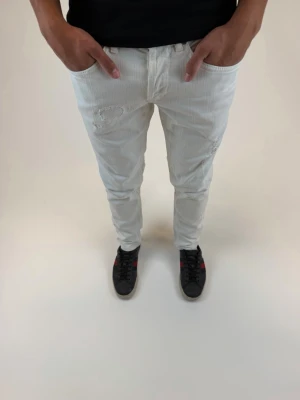 Dondup Jeans George  - Sprillans nya Dondup George Jeans i storlek 33, Relistade dessa då de inte passade, minsta lilla fundering så är det bara att skicka ett meddelandet 