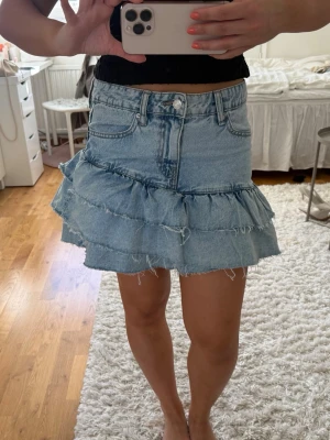 Jeanskjol med volanger  - Superfin jeanskjol med volanger från Gina Tricot som är perfekt nu till sommaren🩵