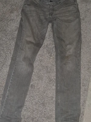 Replay jeans - Säljer ett par replay jeans i modellen wallys, storlek w30/L32, inga skador osv men använda rätt så mycket.