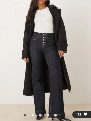 Mörkblå high waist jeans med vida ben - Snygga mörkblå jeans med hög midja och vida ben från Gina tricot. De passar som xs/s