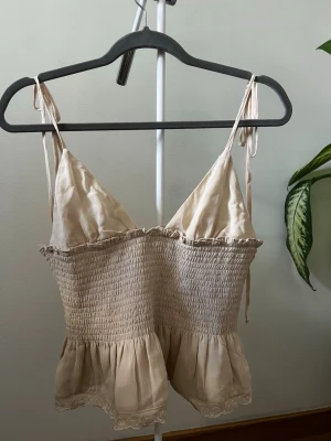 Zara topp - Min absoluta favorit topp ifrån zara med så söta detaljer. Beige topp perfekt till fest eller fina middagar, med spetsdetaljer🤎🤍