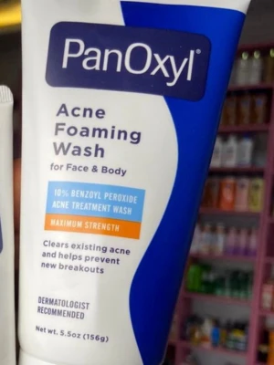 PanOxyl Acne Foaming Wash - PanOxyl Acne Foaming Wash är en ansikts- och kroppstvätt med 10% bensoylperoxid. Tuben är vit och blå med tydlig text och innehåller 156g. Produkten är framtagen för att behandla och förebygga akne och rekommenderas av dermatologer.