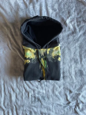 Marcelo Burlon hoodie - Tjena! Säljer en riktigt snygg hoodie från Marcelo Burlon som satt lite stort på mig, skulle säga att den passar M 🙌vill gärna bli av med den så skicka prisförslag 