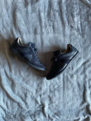 Maison margiela gats - Säljer ett par enfärgade gats I okej skick. Box medföljer 👌Fråga gärna frågor 
