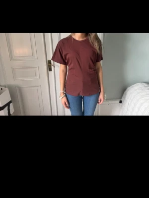 Figursydd vinröd T-shirt  - Snygg figursydd T-shirt!!