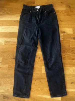Svarta raka jeans från H&M - Säljer ett par svarta raka jeans från H&M i storlek 34. 