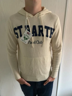 Saint Barth stickad hoodie - MC2 Saint Barth stickad kashmir hoodie Märke: MC2 Sainr Barth Skick: Mycket bra, knappt använd, tags ingår Nypris: 2300 SEK Material: Ullblandning (10% Kashmir) Modellen på bilden: 184CM och väger 77 KG Skickas inom 24h😁